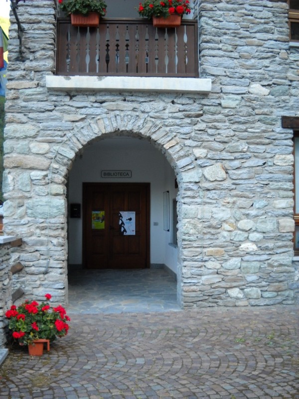 L'ingresso della biblioteca