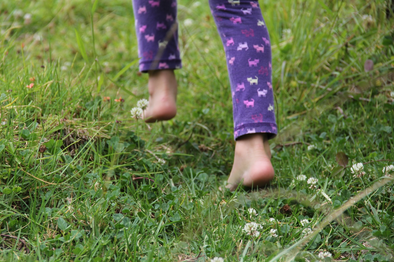 Bimba corre sul prato