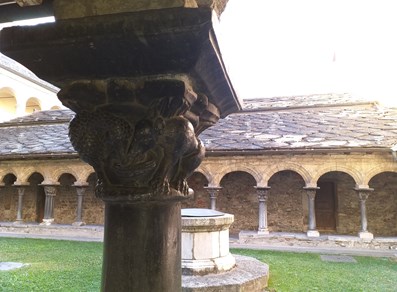 el interior