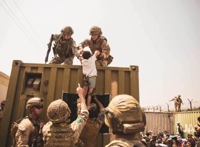 Crédits : John Rigsbee - 20 août, Kaboul, Afghanistan
Des soldats de la Coalition internationale aident un enfant à entrer dans la zone de l'aéroport.