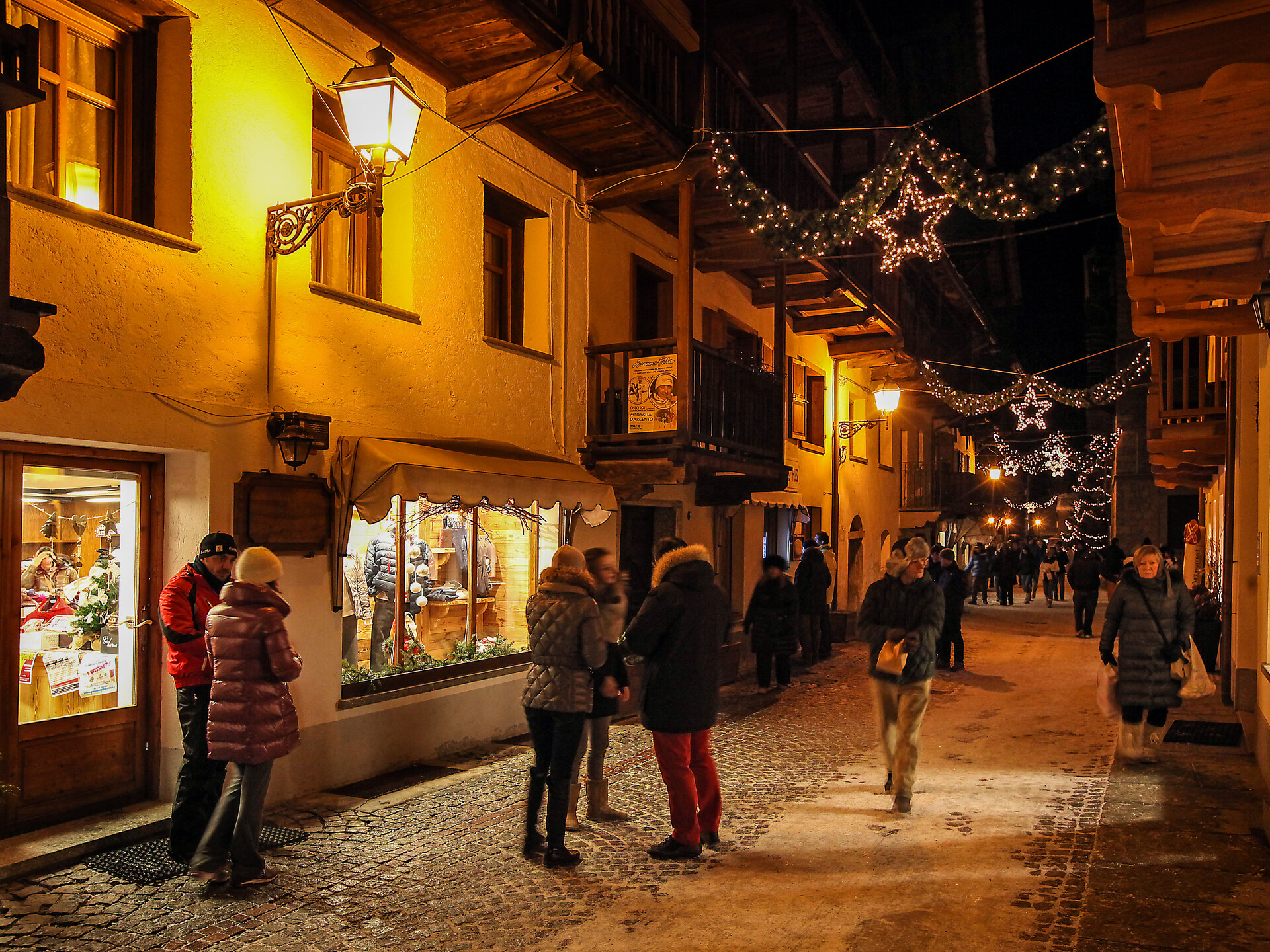 Apertura serale dei negozi nel centro di Gressoney