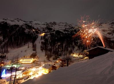 Procesión espectacular con antorchas de estrellas del esquí