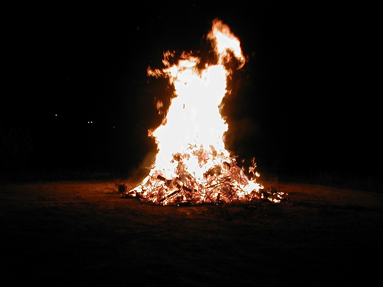Fuoco acceso in onore dei santi Pietro e Paolo