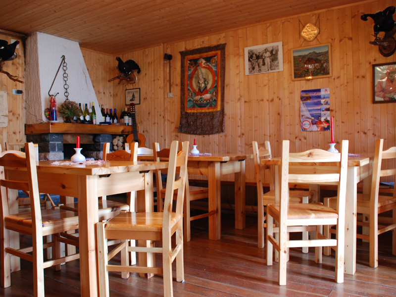 Sala con camino del rifugio