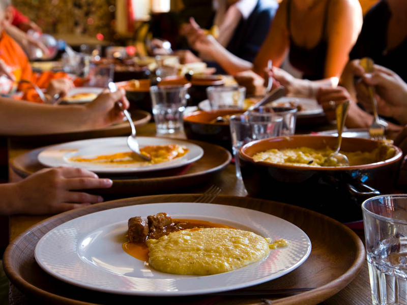 Piatti tipici alla tavola calda