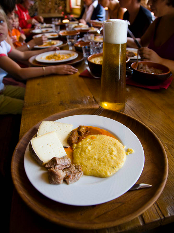 Piatti tipici: polenta e formaggi