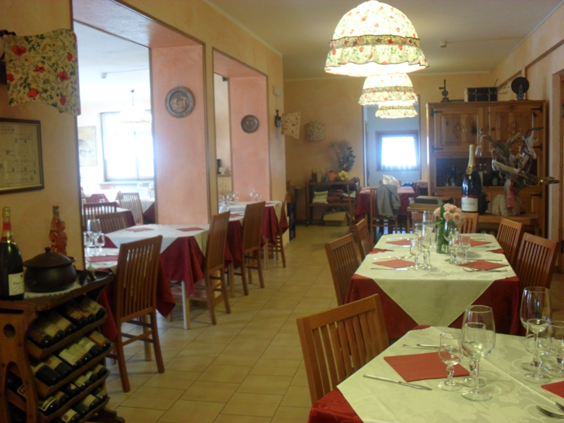 La luminosa sala ristorante