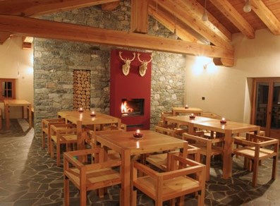 La sala ristorante con caminetto