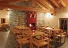 La sala ristorante con caminetto
