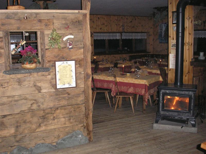 El restaurante calentado por la estufa de leña