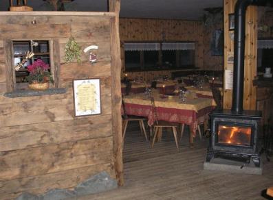 La salle du restaurant chauffée par le poêle à bois