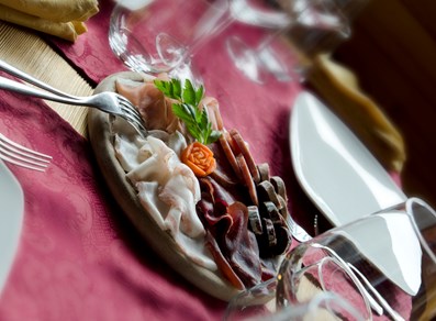 Servierbretter mit Speisen aus dem Aostatal 