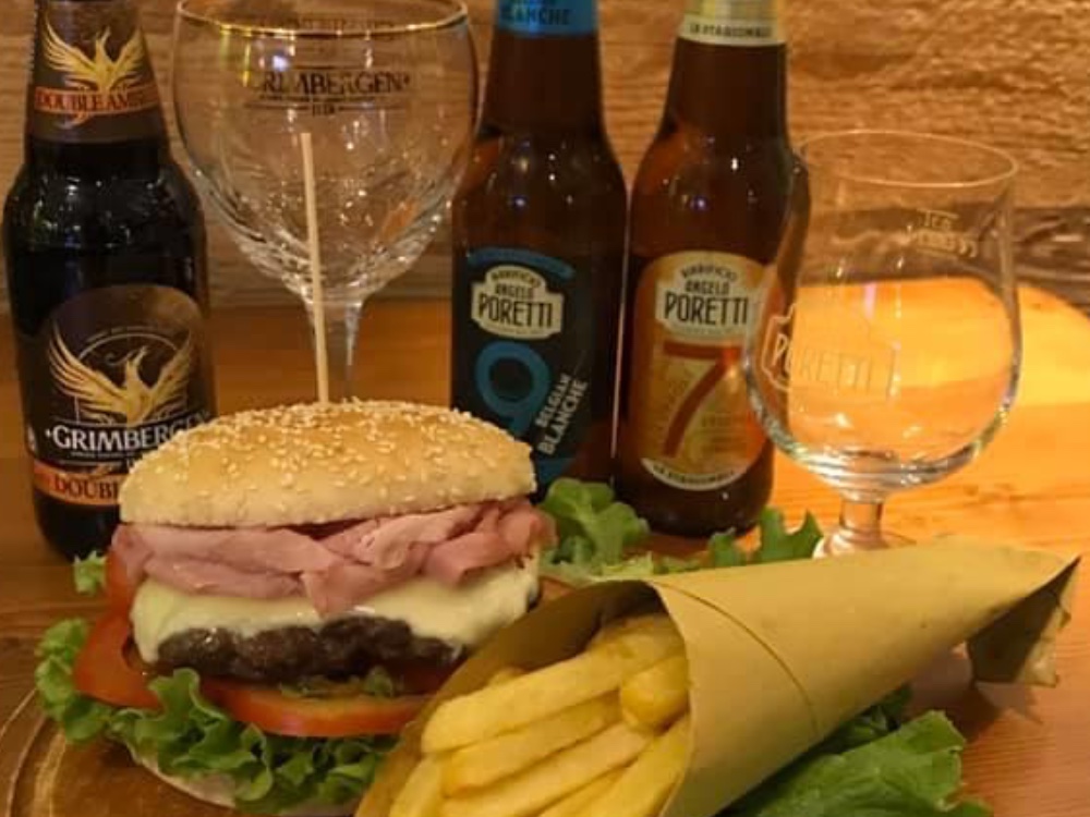 Burger und Pommes