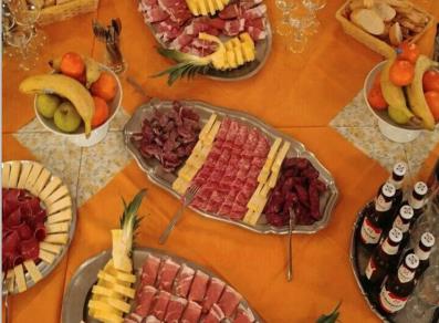 Platte mit Wurstwaren und Käse aus dem Aostatal 