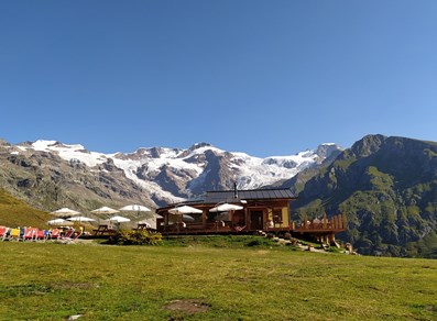 Il ristorante e la vista sul Monte Rosa