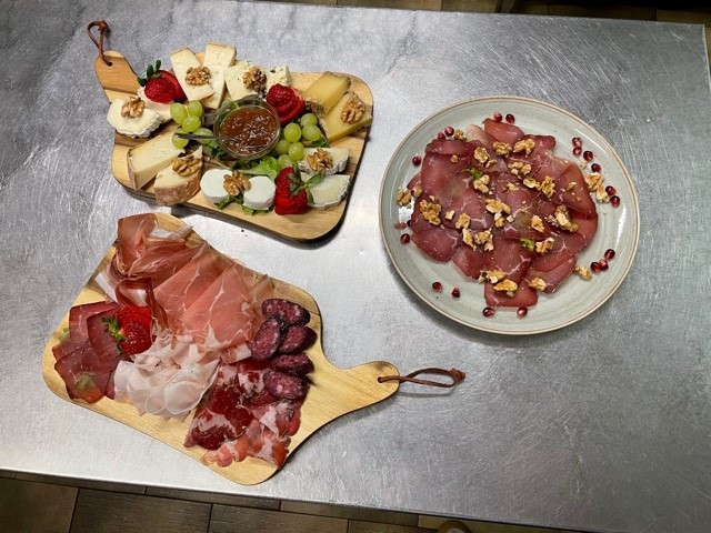 Platte mit Wurstwaren und Käse aus dem Aostatal