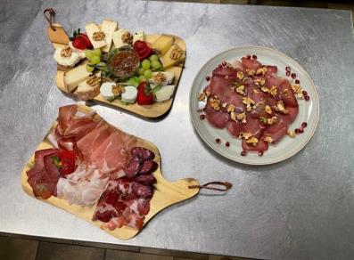 Platte mit Wurstwaren und Käse aus dem Aostatal