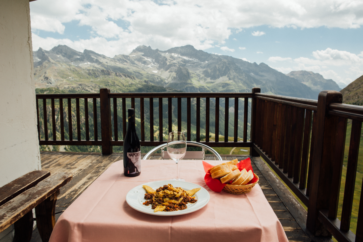 Repas avec vue sur les montagnes