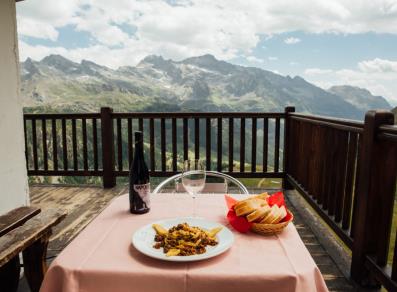 Lunch with view over the surrounding peaks