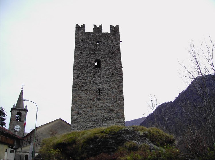 Viereckiger Turm mit Schwalbenschwanzzinnen
