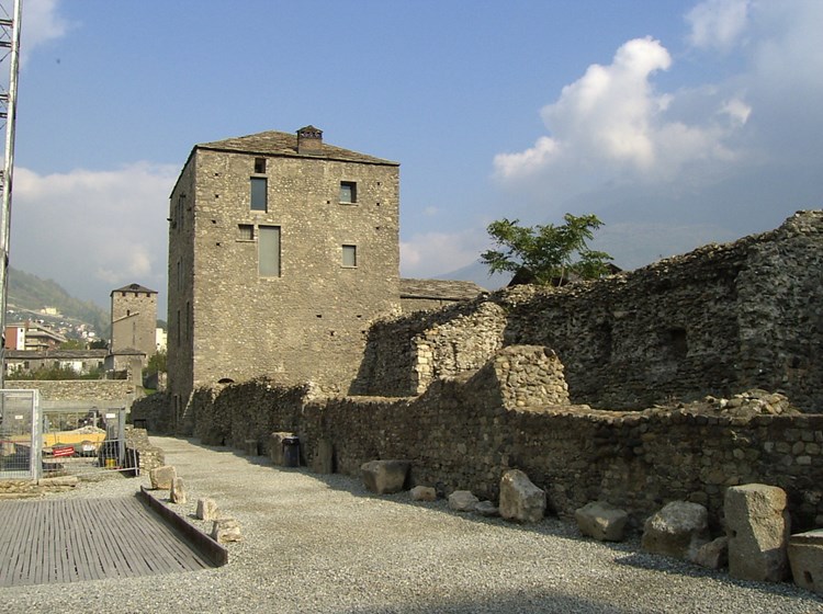 La torre y la muralla de la ciudad