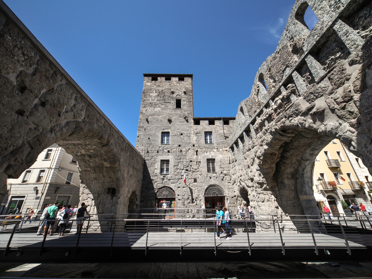 Porta Praetoria y Torre de los Señores de Quart