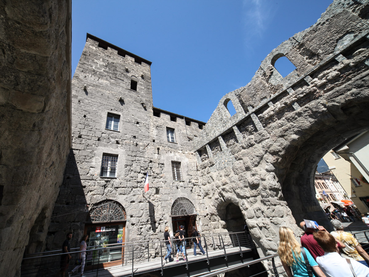 Porta Praetoria y Torre de los Señores de Quart