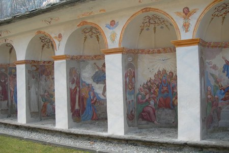 Small chapels with paintings of the Mysteries of Jesus