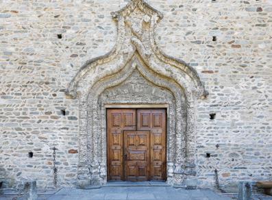 Portale centrale in tufo del XV secolo