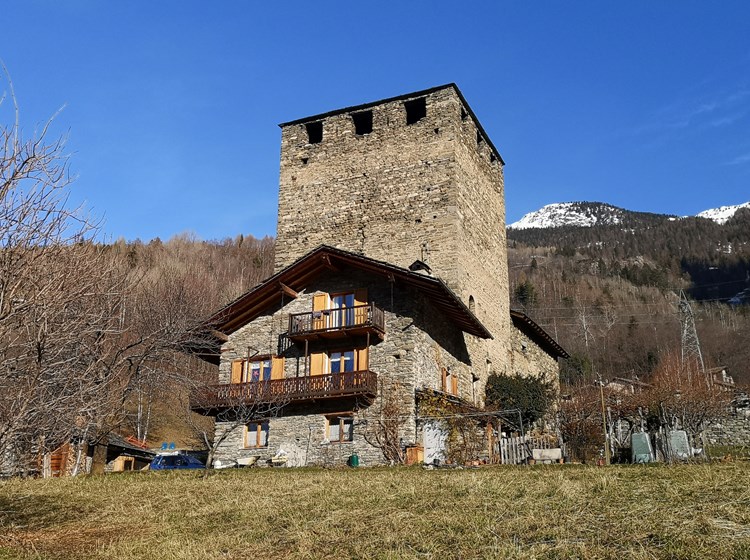 La massiccia torre quadrata