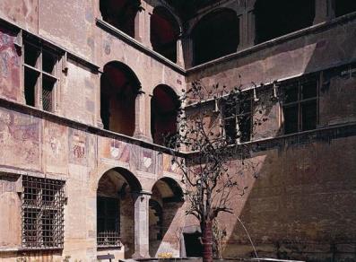 The courtyard with the pomegrenate fountain
