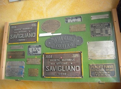 Plaques des sociétés qui ont réalisé les travaux