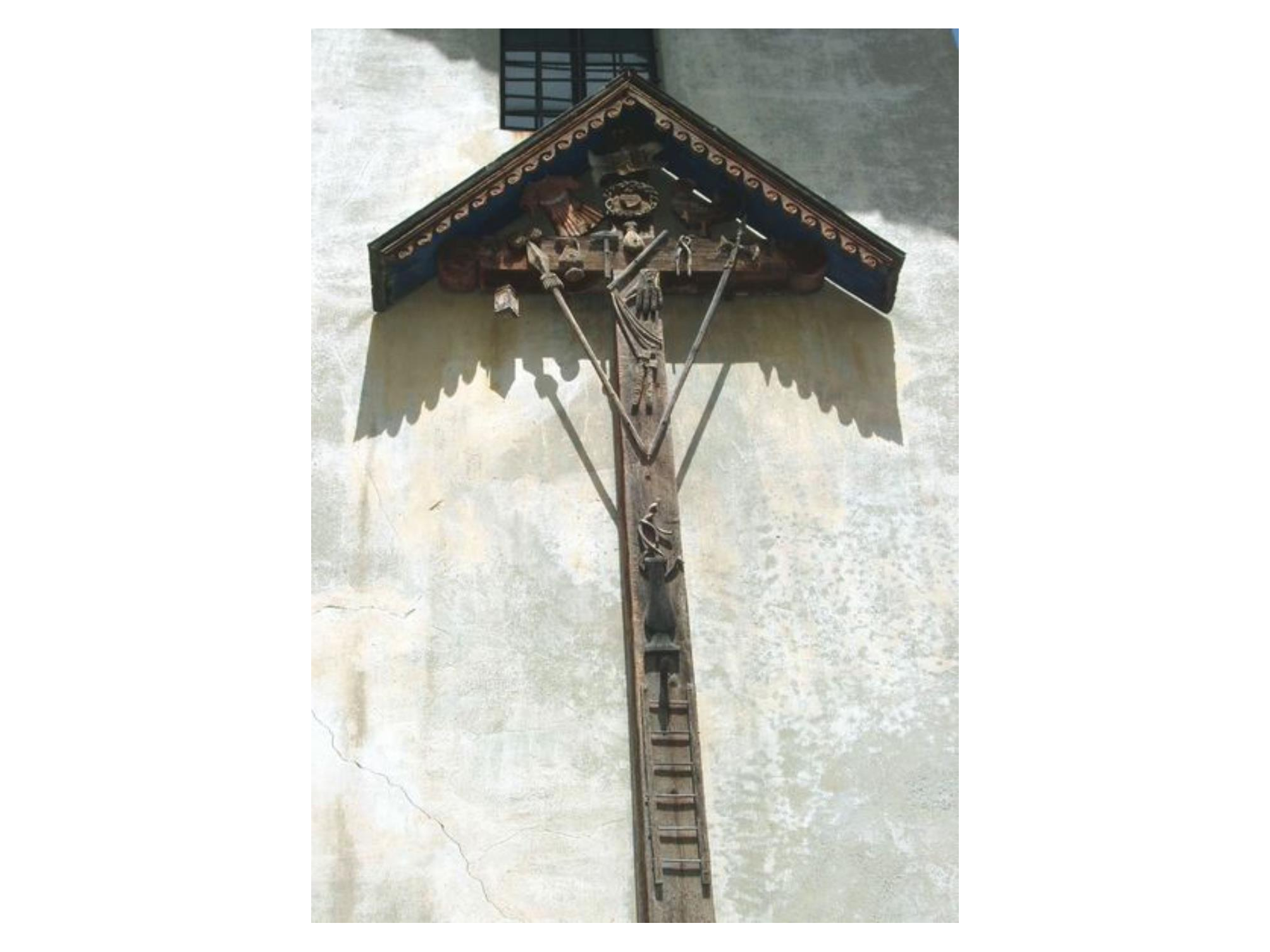 Croix avec instruments de torture sur la façade du musée