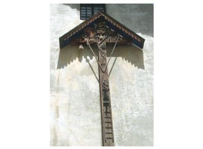Kreuz mit Foltgeräten auf die Fassade des Museums