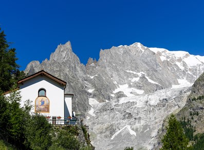 Die Wallfahrtskirche in ihrer eindrucksvollen Landschaft
