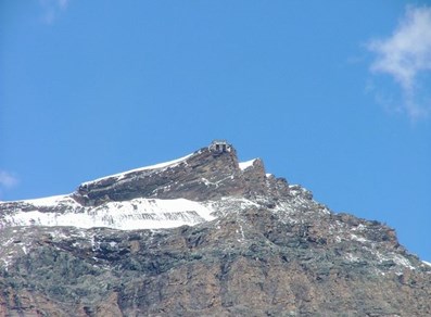 Crête du Lion avec le bivouac Carrel