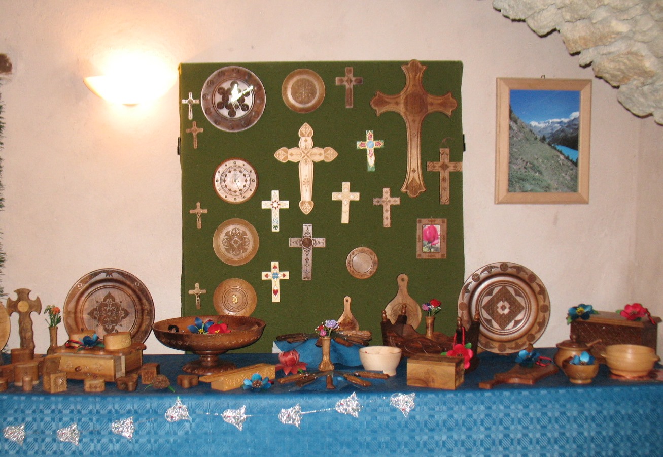 Oggetti di legno esposti al mercatino