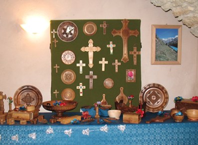 Oggetti di legno esposti al mercatino