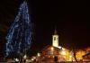 Die Pfarrkirche und der Weihnachtsbaum