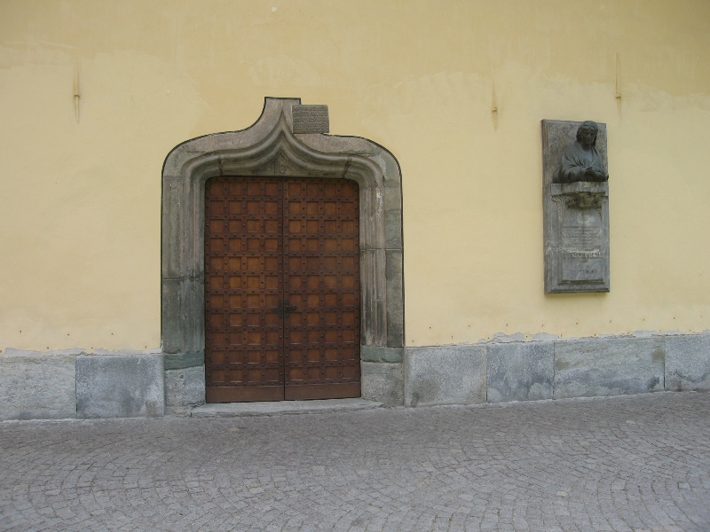 The portal and the Queen Margherita's bust