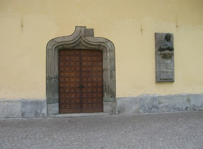The portal and the Queen Margherita's bust