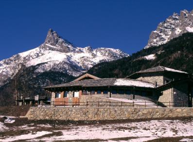 Der Sitz des Zentrums und, im Hintergrund, Mont Avic