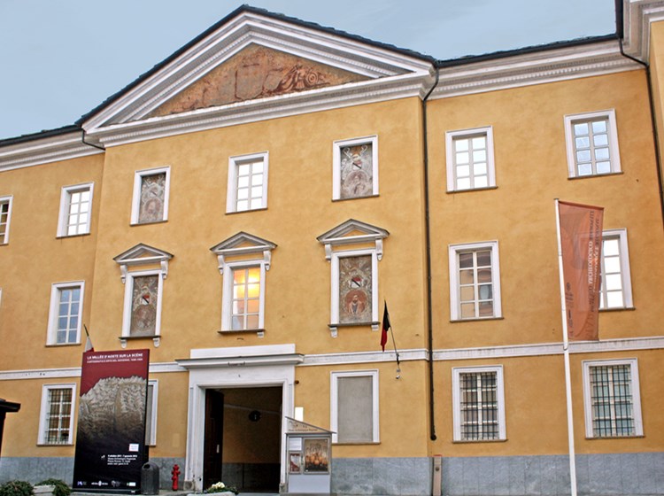 Die Fassade des Palastes Sitz des MAR