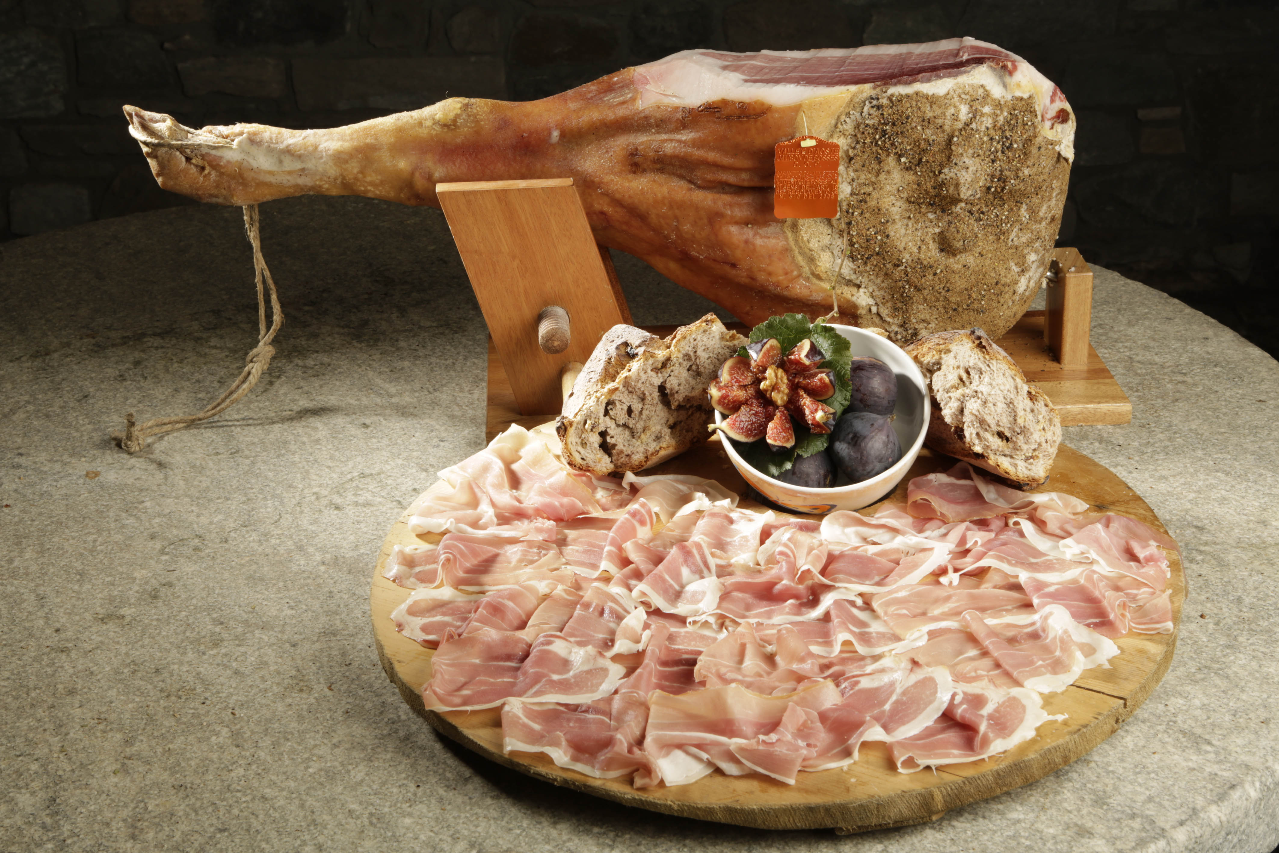 Jambon de Bosses DOP, black bread and figs