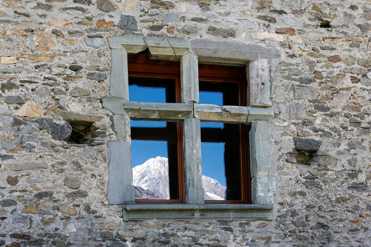 Le Mont Blanc se reflète dans l'une des fenêtres