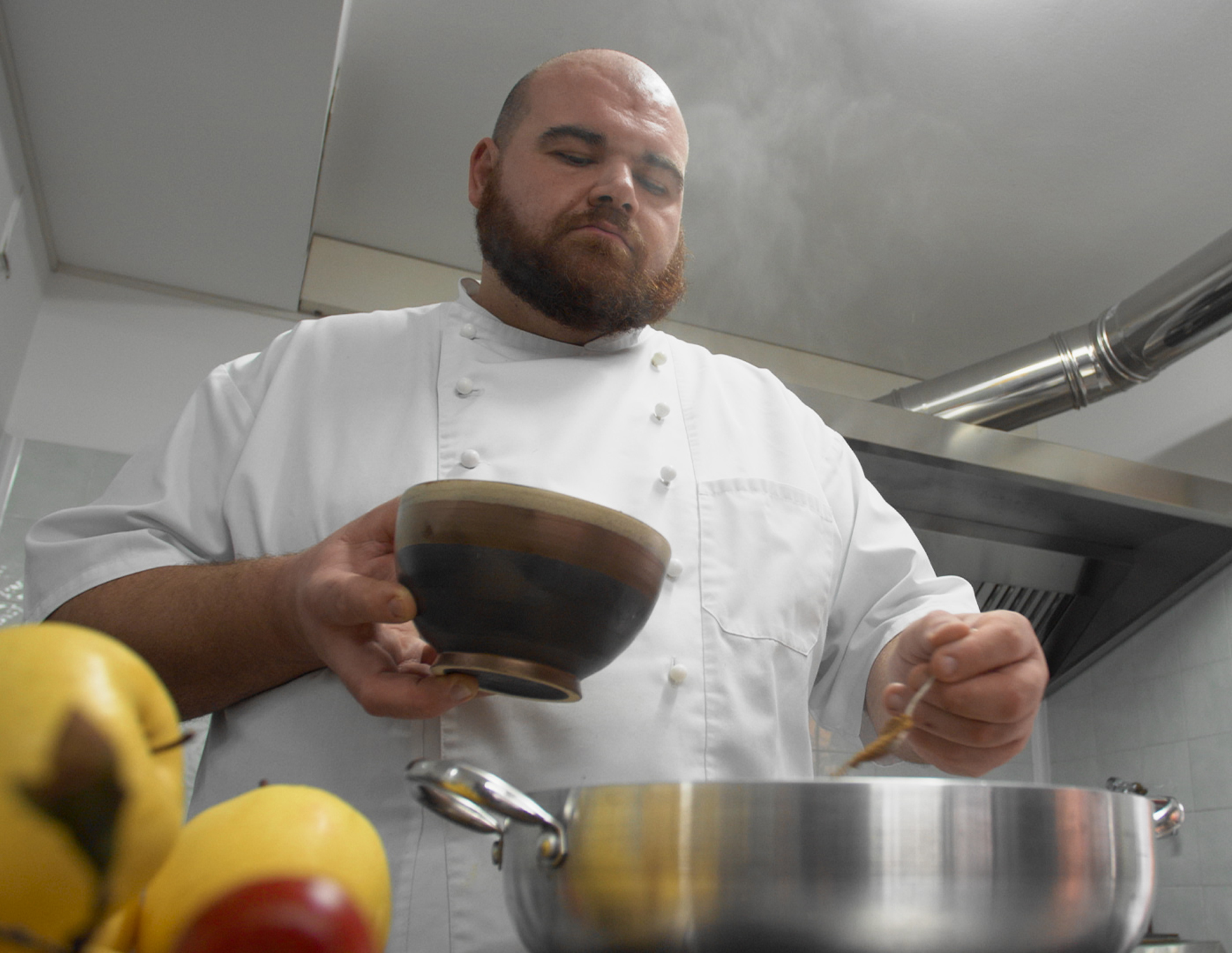 Preparing the apple compote