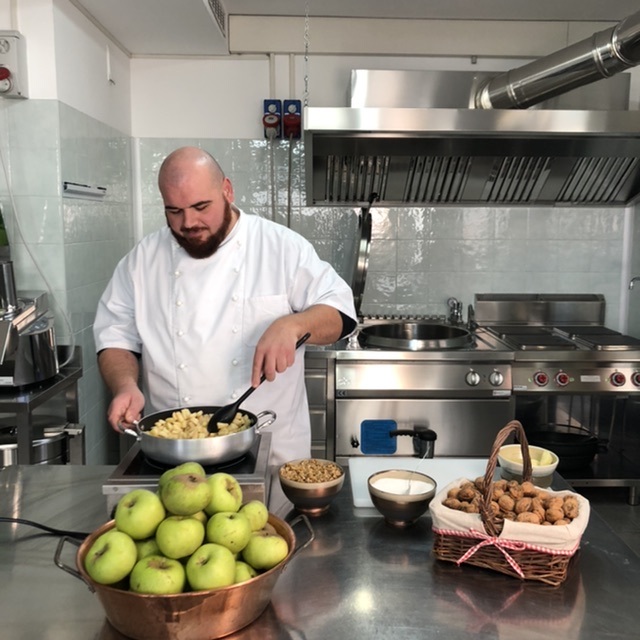 Preparing the apple compote