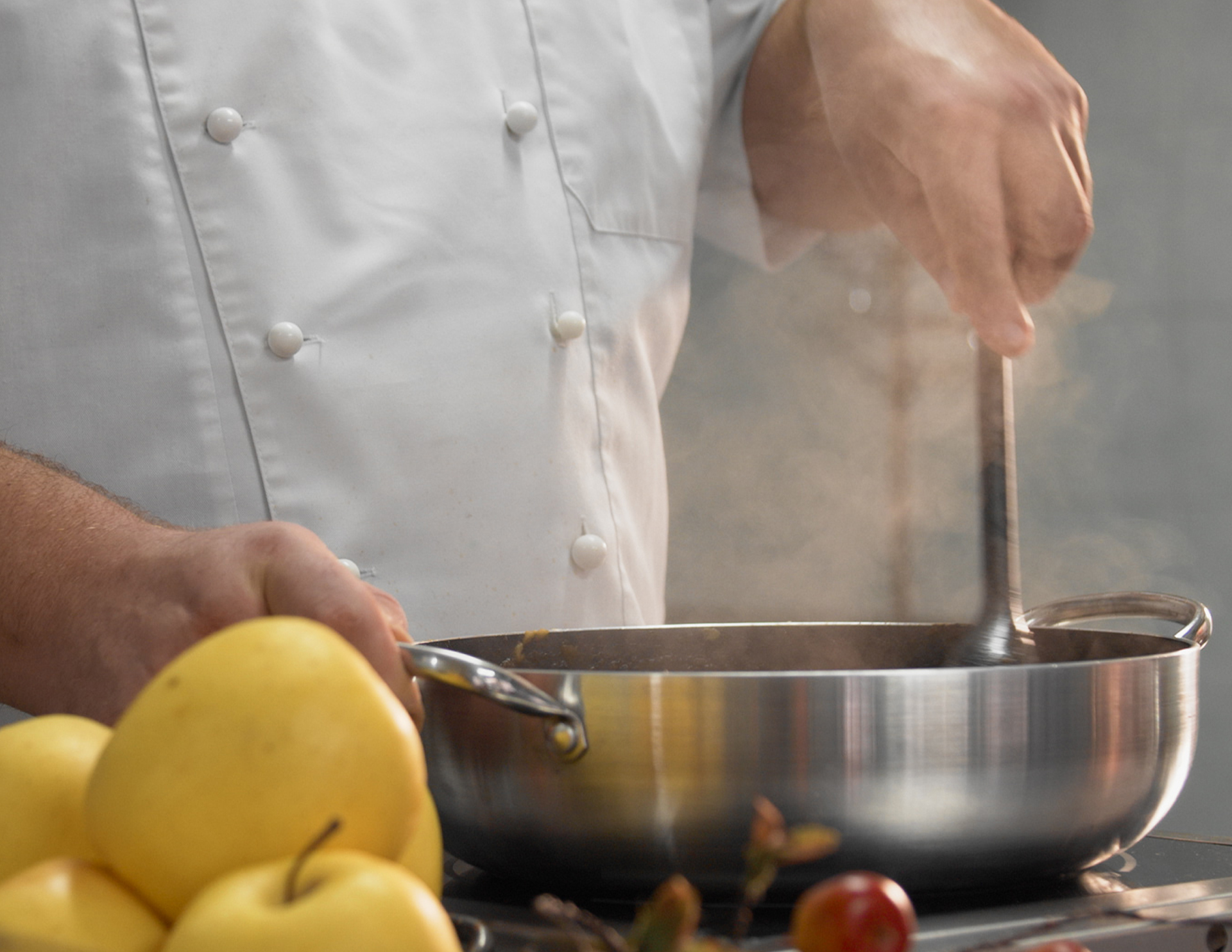 Preparing the apple compote