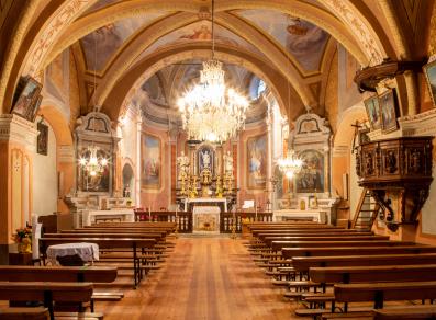 interior de la iglesia parroquial de Perloz