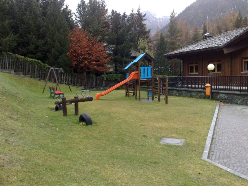 Parco giochi dieto il comune